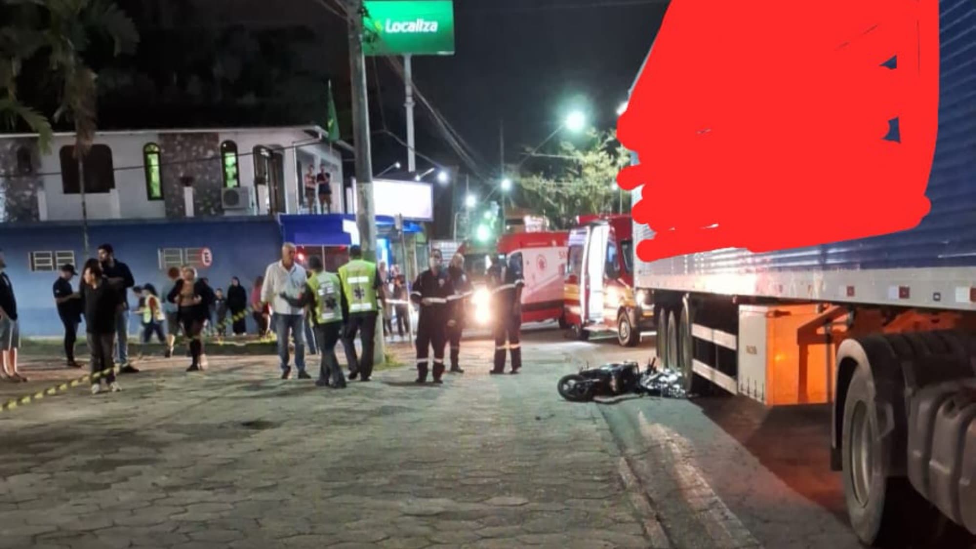 Adolescente morre na hora após colisão entre scooter elétrica e caminhão em Brusque