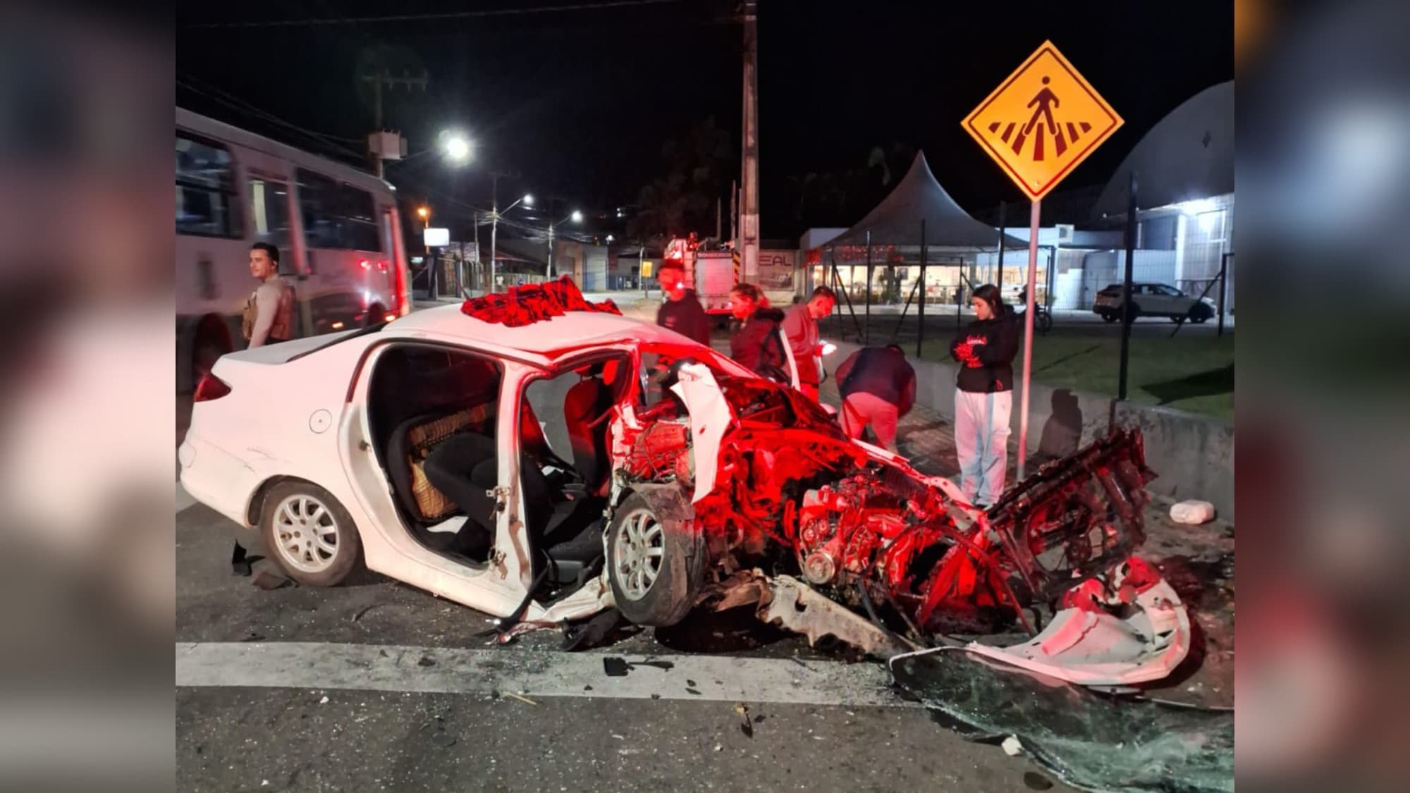 Violenta batida contra poste deixa motorista ferido e mulher presa nas ferragens em Brusque