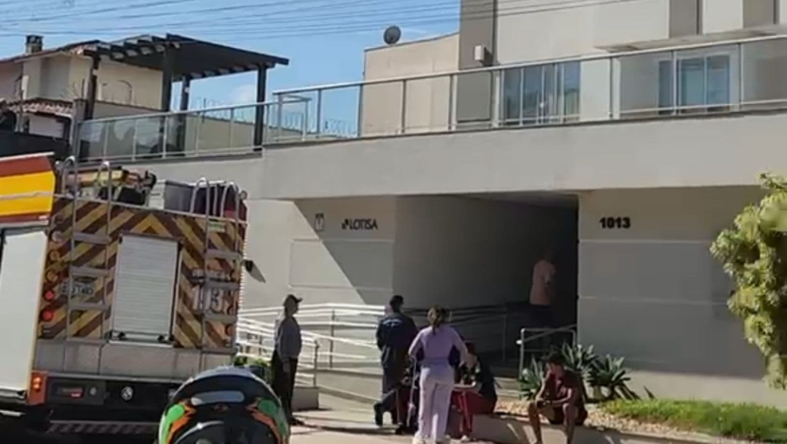 Moradores evacuam prédio às pressas após explosão causada por gás de cozinha em Itajaí