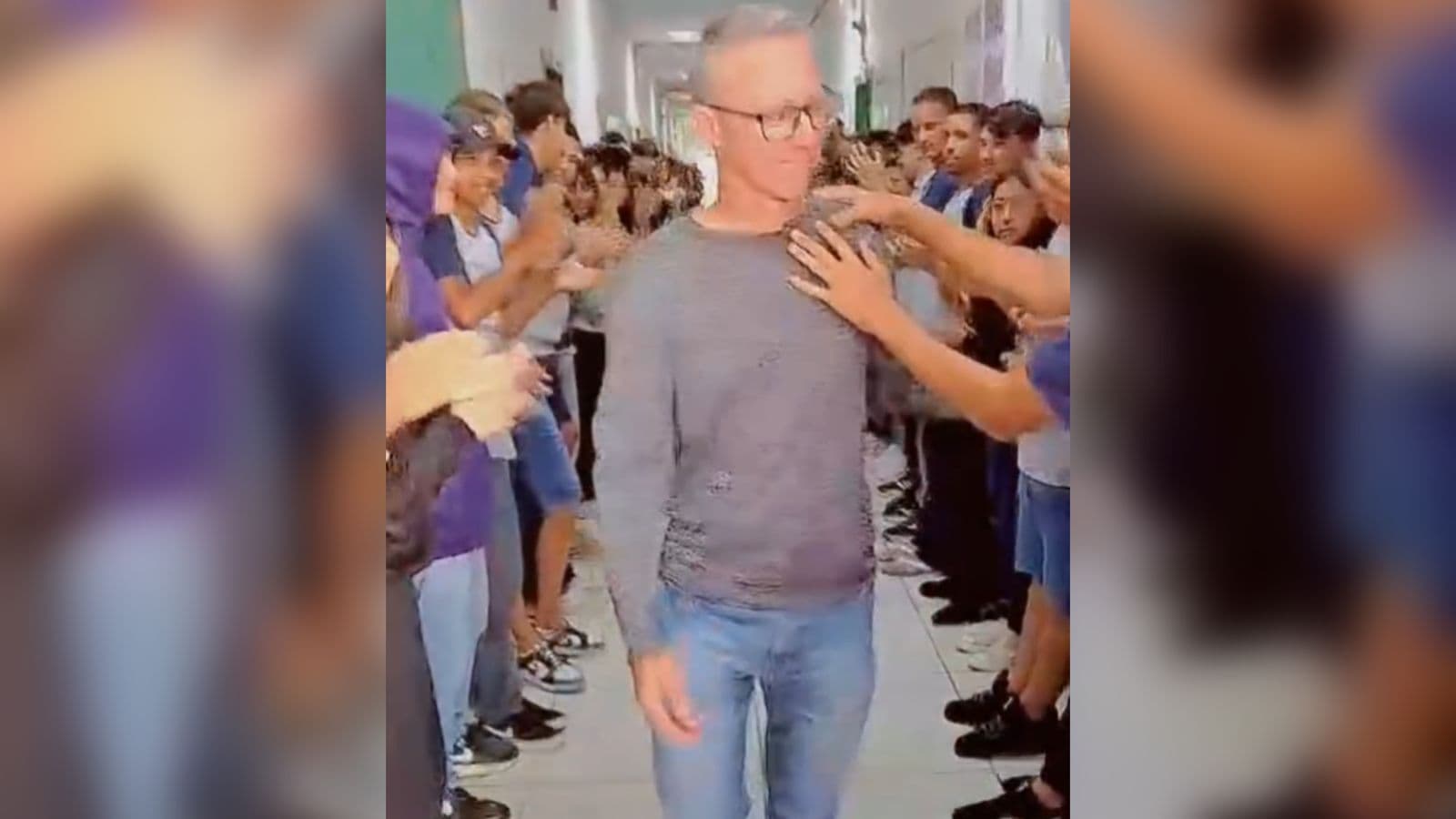 Professor se despede de escola em SC após 23 anos e emociona alunos
