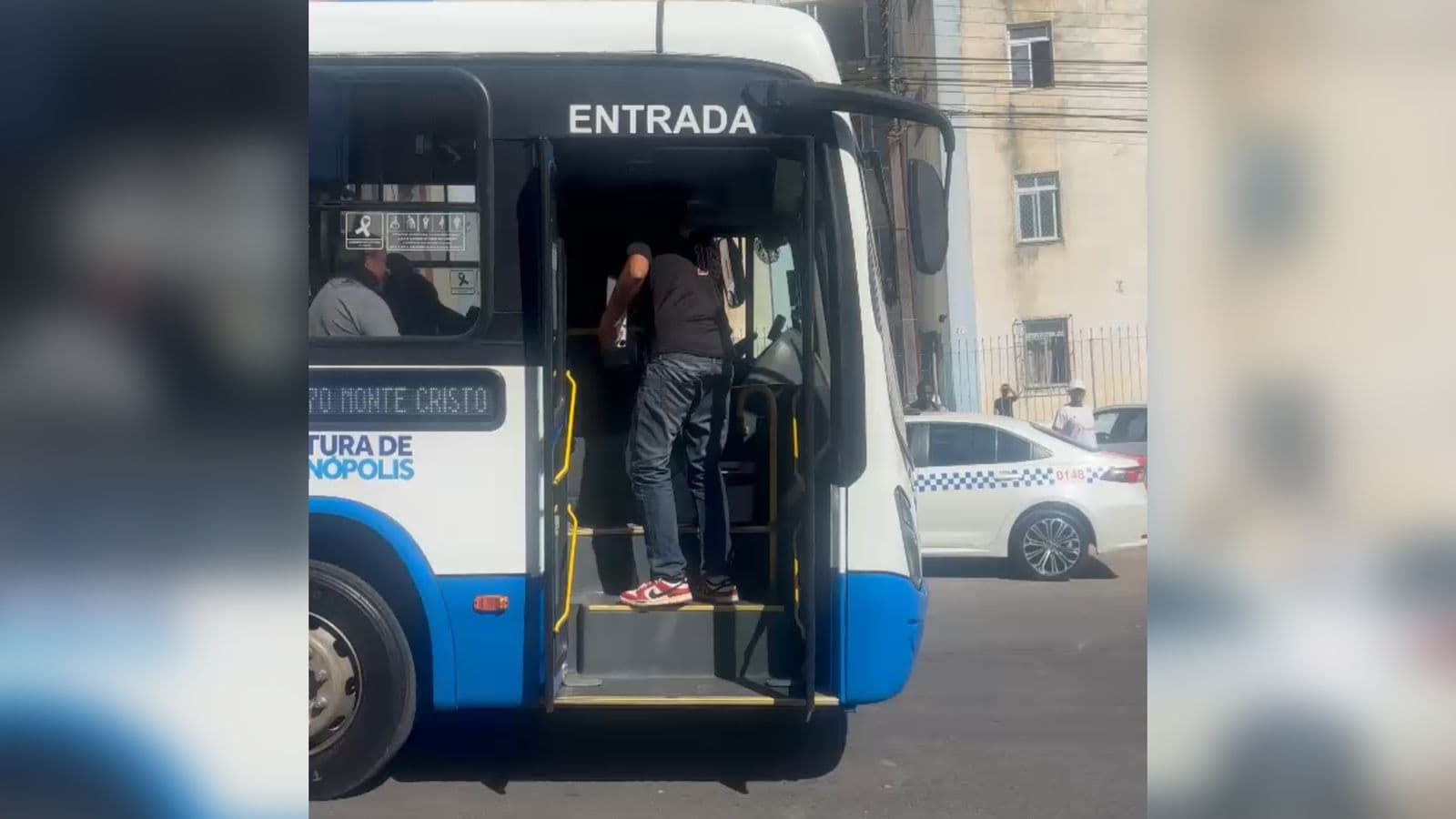 Dia do Trabalhador: passageiros de “busão” ganham churrasquinho e pagode de moradores em Florianópolis