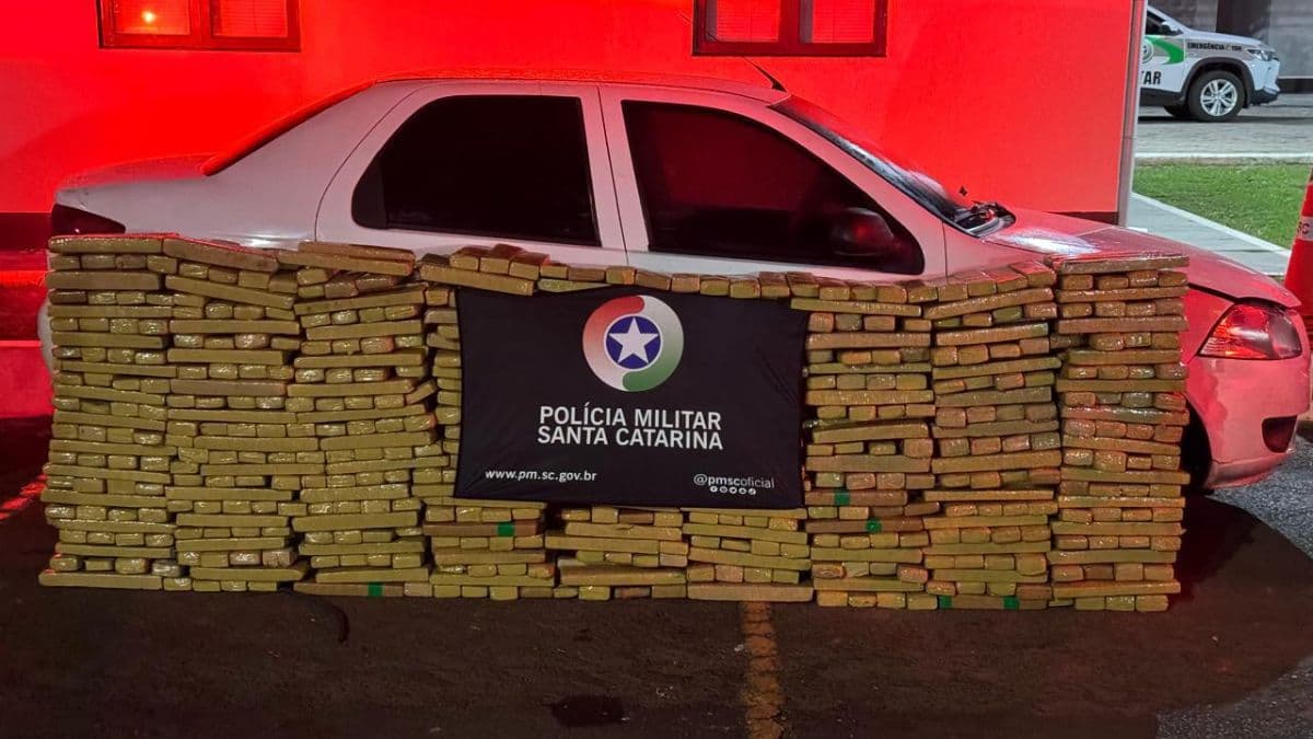 “Até o teto”: Jovens são presos com 650 kg de maconha dentro de Fiat Siena em SC