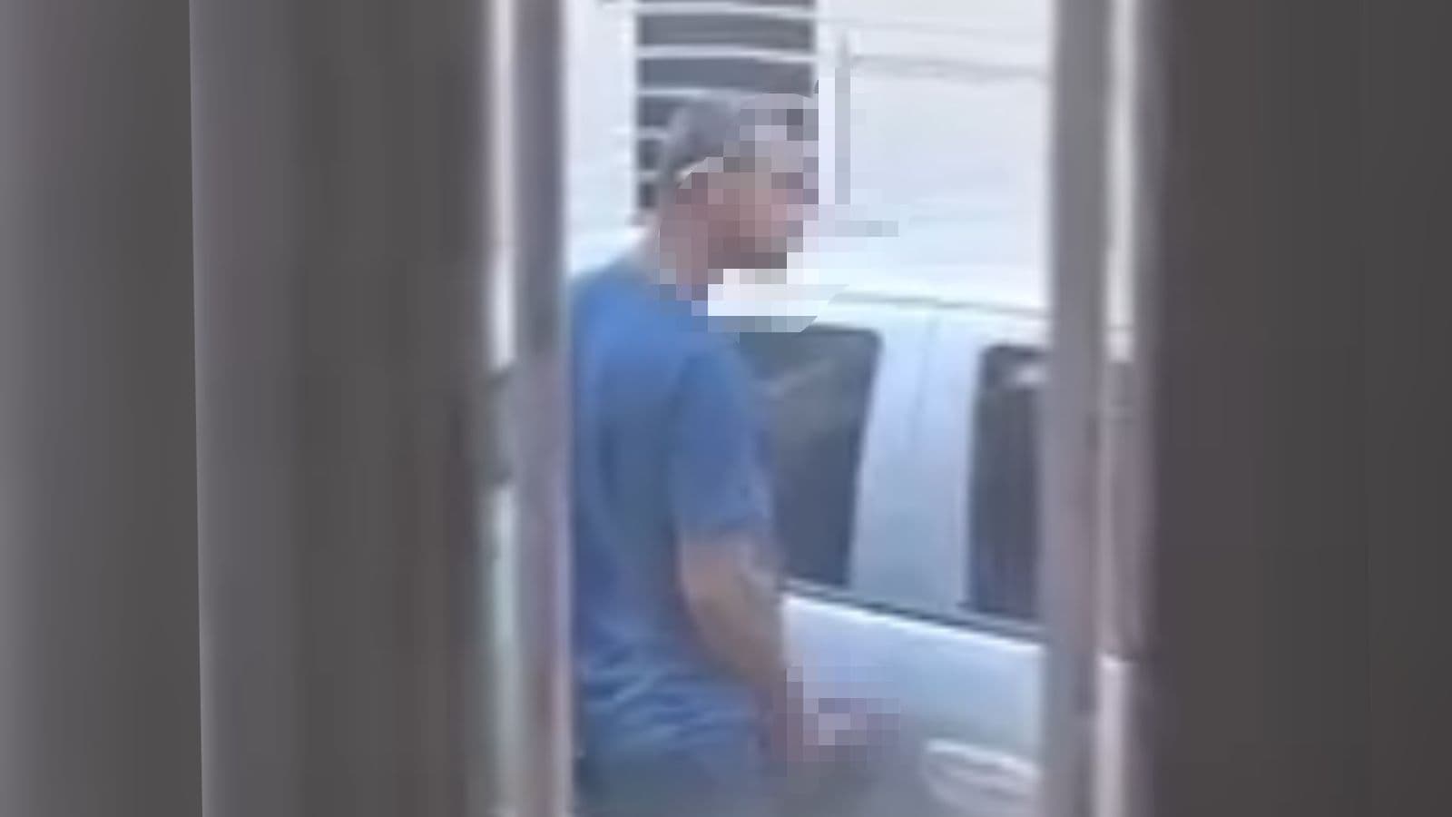 VÍDEO: Tarado é flagrado atrás de carro fazendo gesto obsceno para mulheres em Itapema