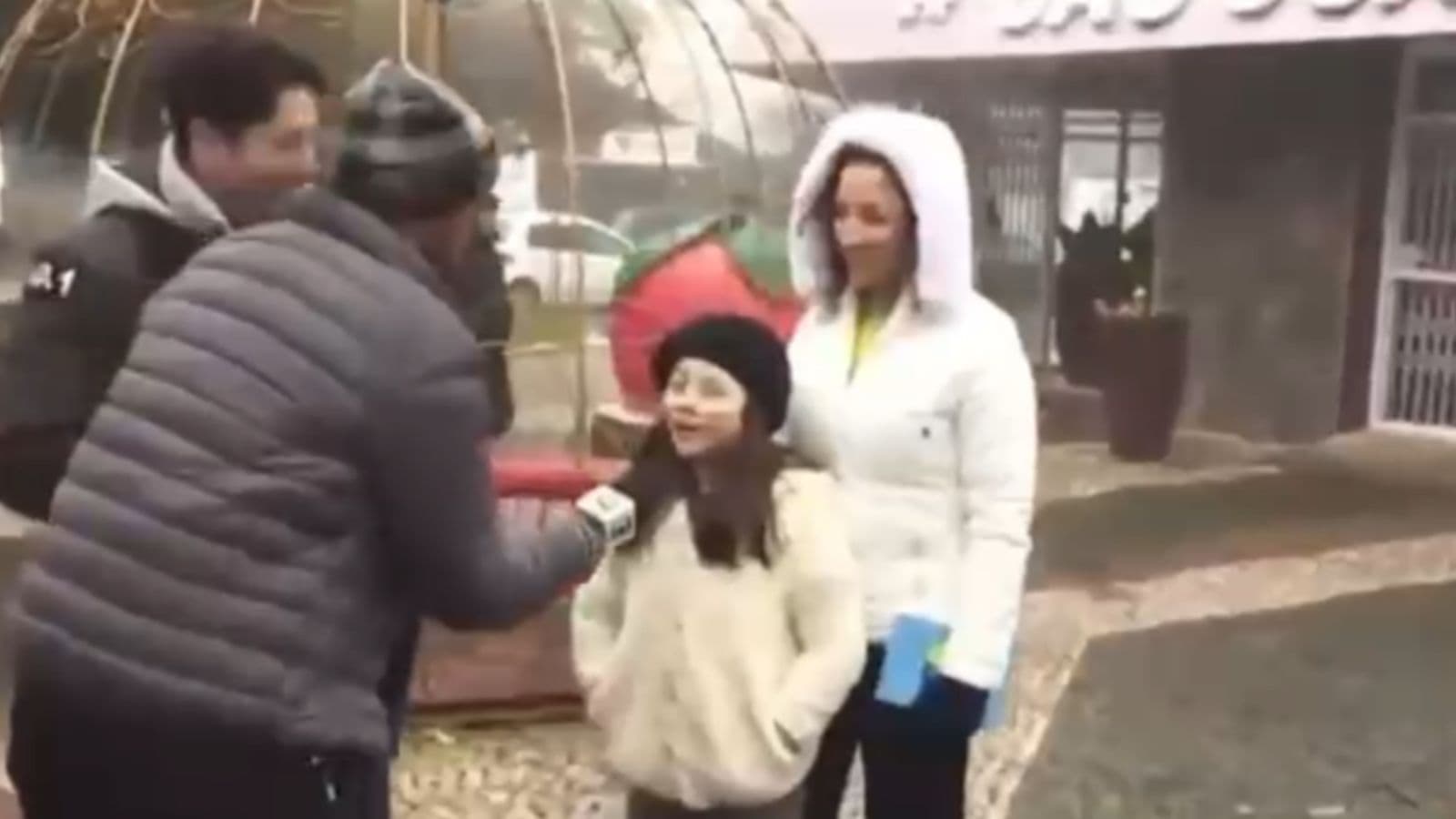 “Tô matando aula, profe!”: Criança “sincerona” se emociona com a neve em SC e viraliza ao vivo