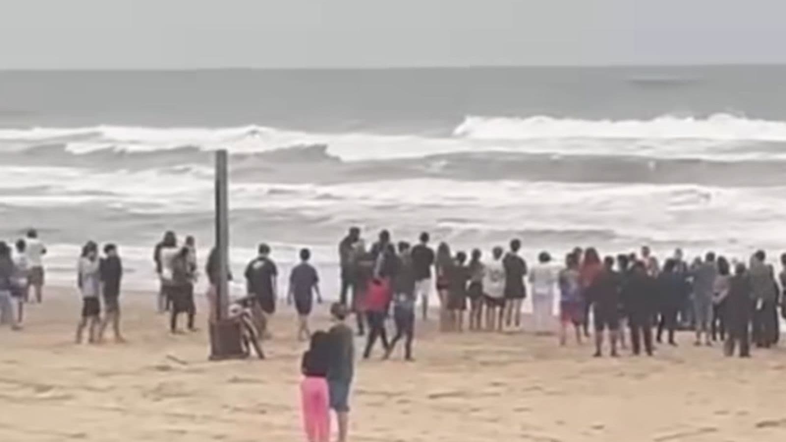 “Bombeiros tentaram reanimar”: Homem morre após afogamento em praia de Santa Catarina