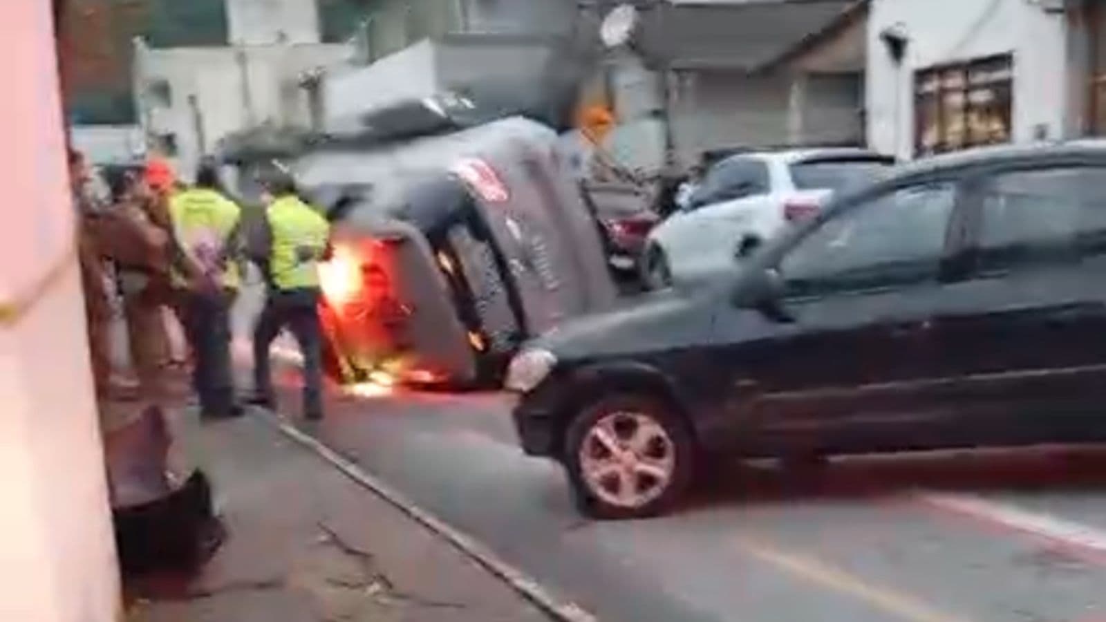 Vídeo: PM fica ferido após viatura da Tático capotar em Balneário Camboriú