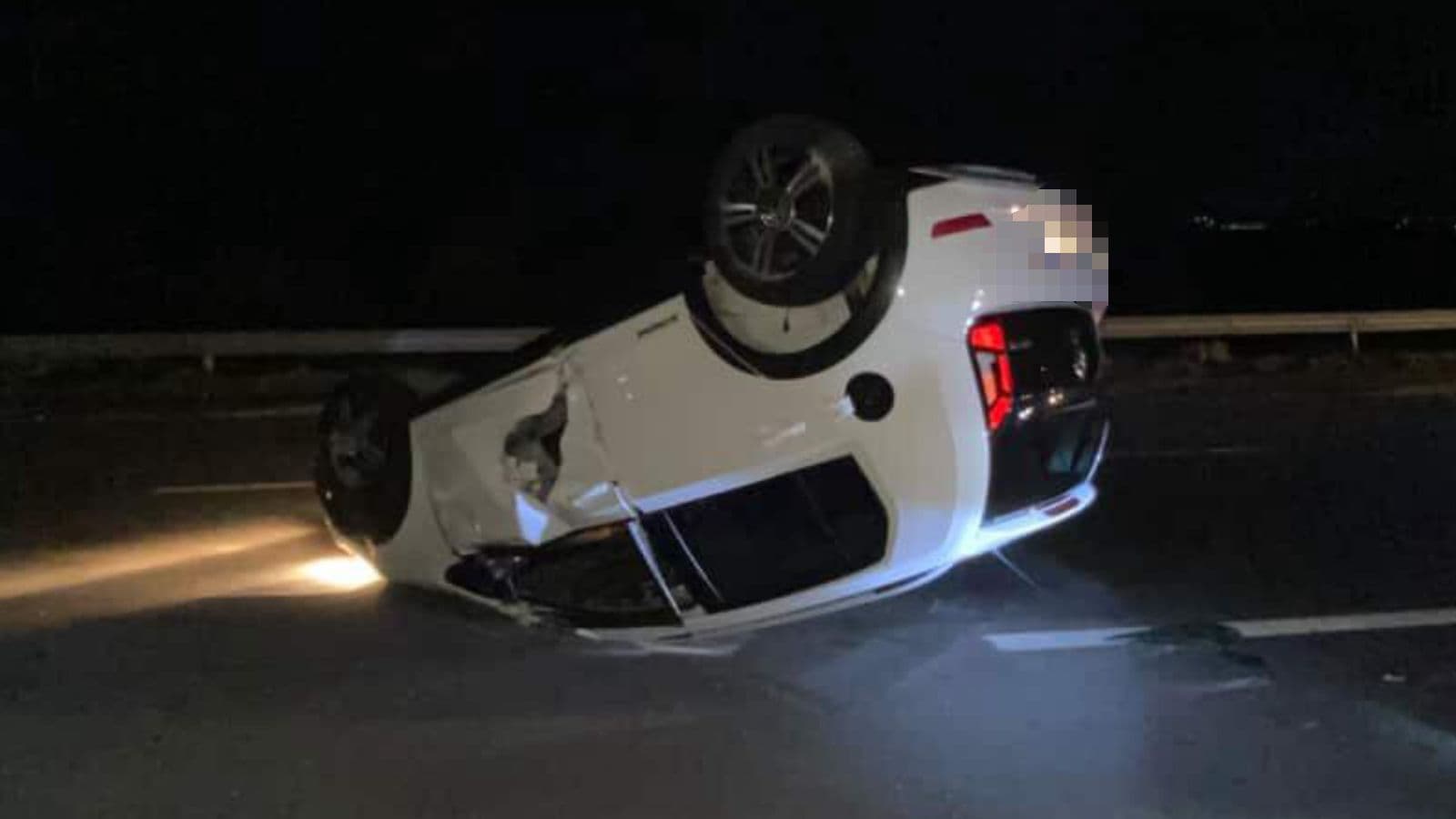 Carro capota ao tentar ultrapassar caminhão na BR-101, em Porto Belo
