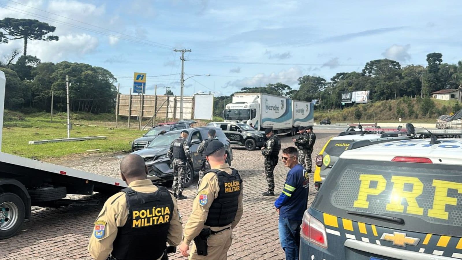 “Fugiu até estourar pneus”: ladrão abandona Hilux furtada de Itapema após perseguição até o Paraná
