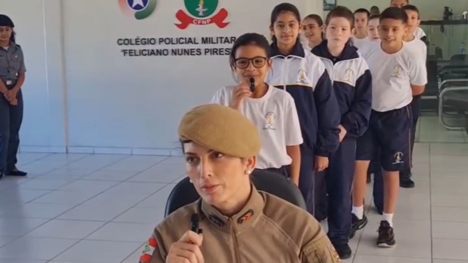 Adivinhação? Nada disso: sargento reconhece alunos só pelo timbre de voz e dá show em escola militar