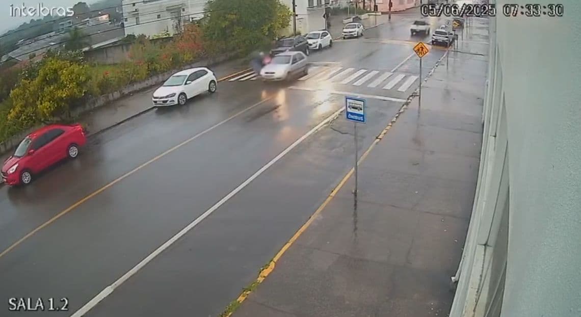 Motorista atropela duas mulheres na faixa de pedestres e foge sem prestar socorro em frente à escola