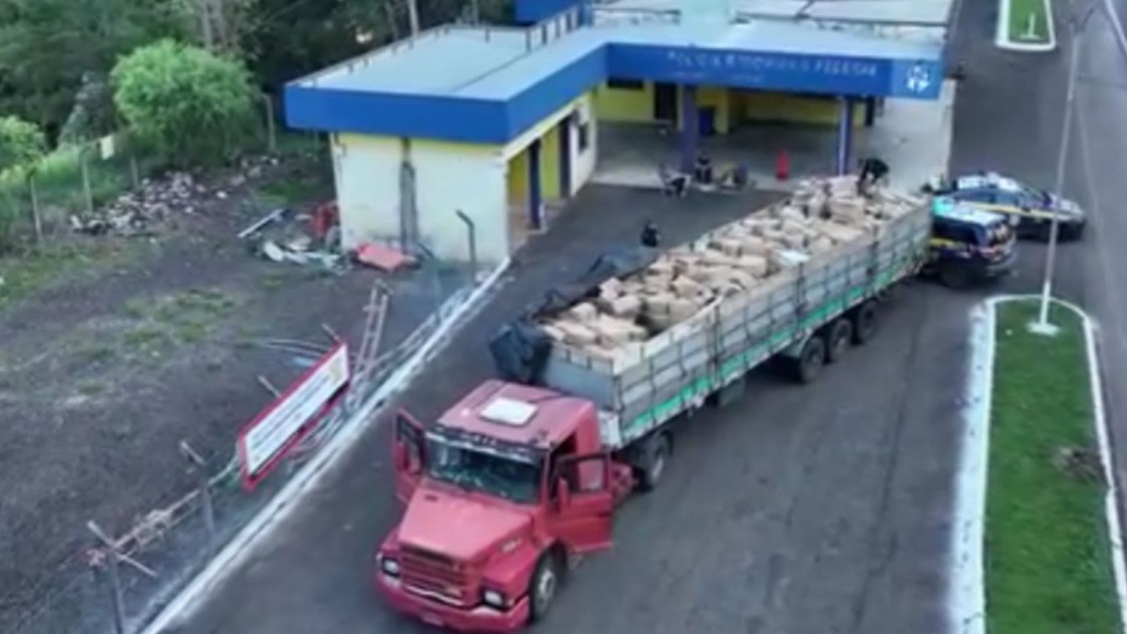 “SEM GALANTIA”: Carreta entupida de produtos “made in China” é interceptada pela PRF em SC