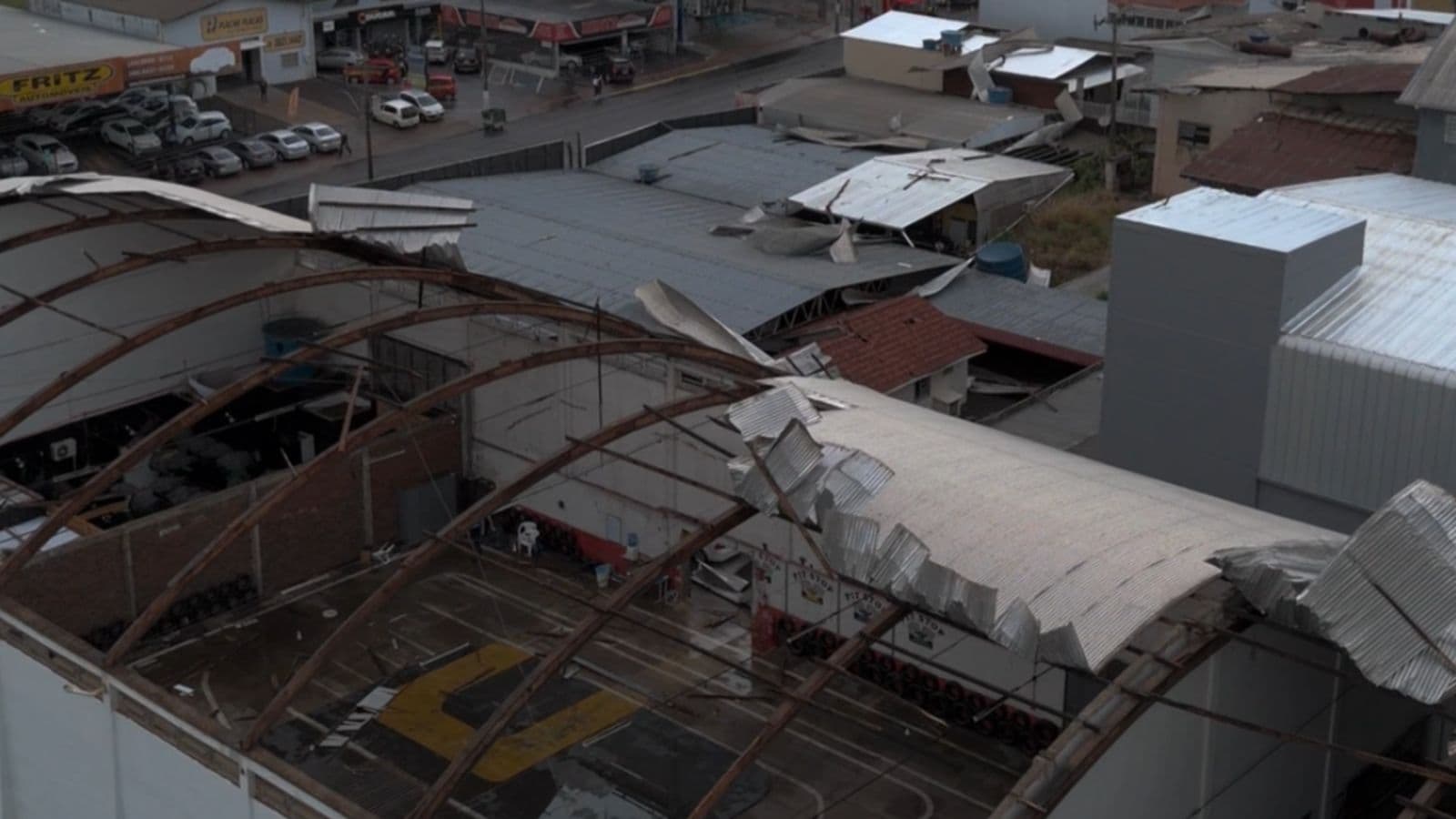 “Foi só 2 minutos!”: Imagens de drone mostram destruição após tempestade em SC