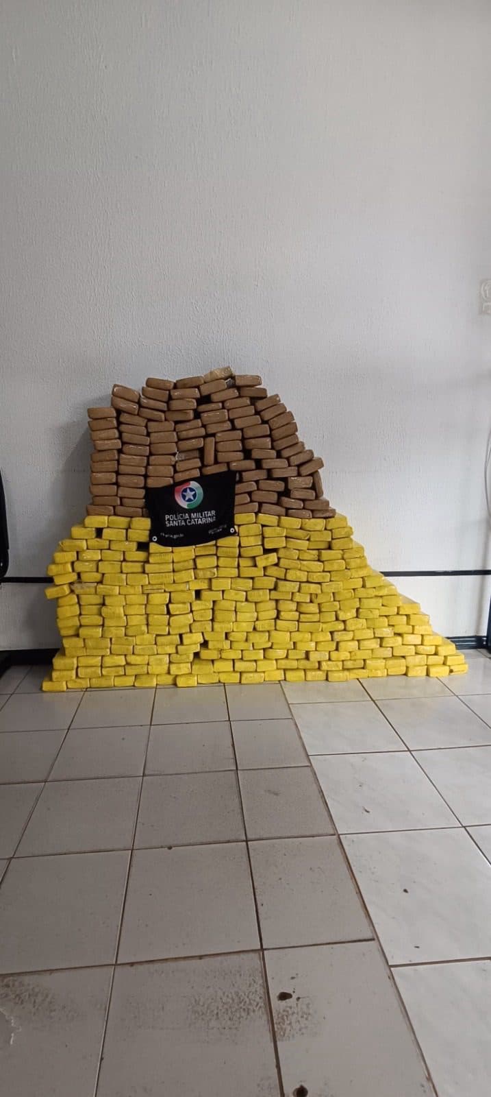 Casal é flagrado com 200 kg de maconha em carro com placa clonada no interior de SC