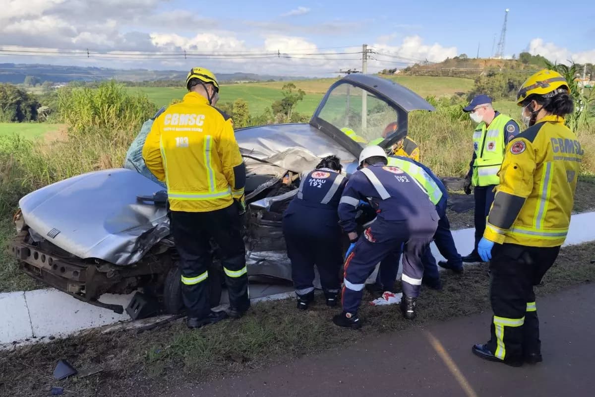 Homem morre após carro ser esmagado por caminhão na BR-282