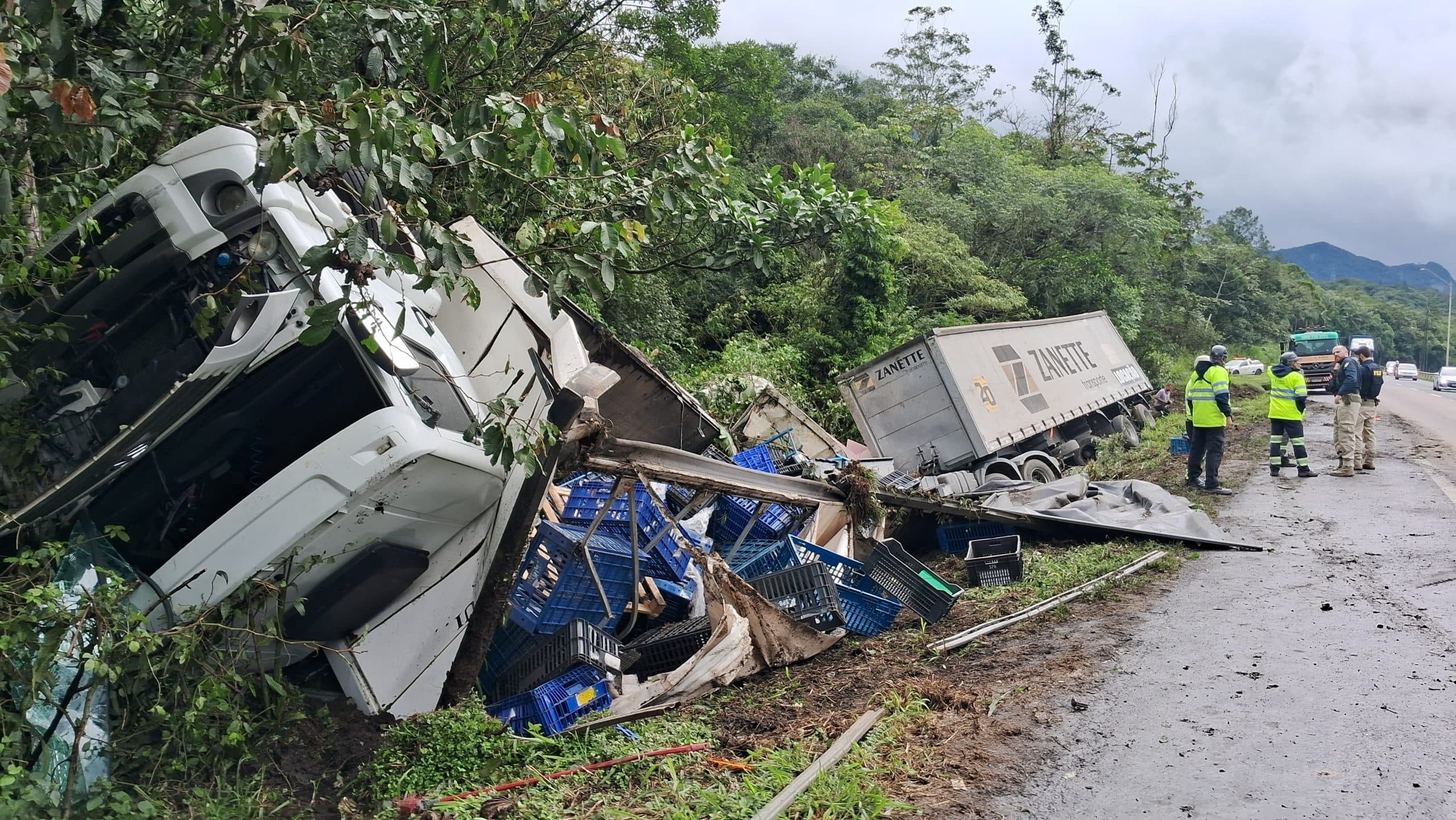 Acidente com caminhão e duas carretas deixa rastro de destruição na BR-376 entre PR e SC