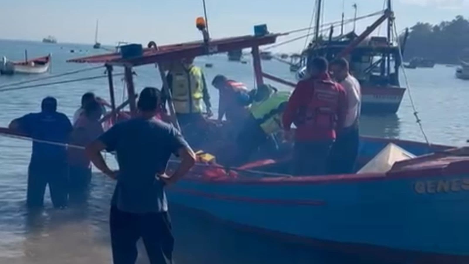 Pescador perde dedos em acidente dentro de embarcação em Penha