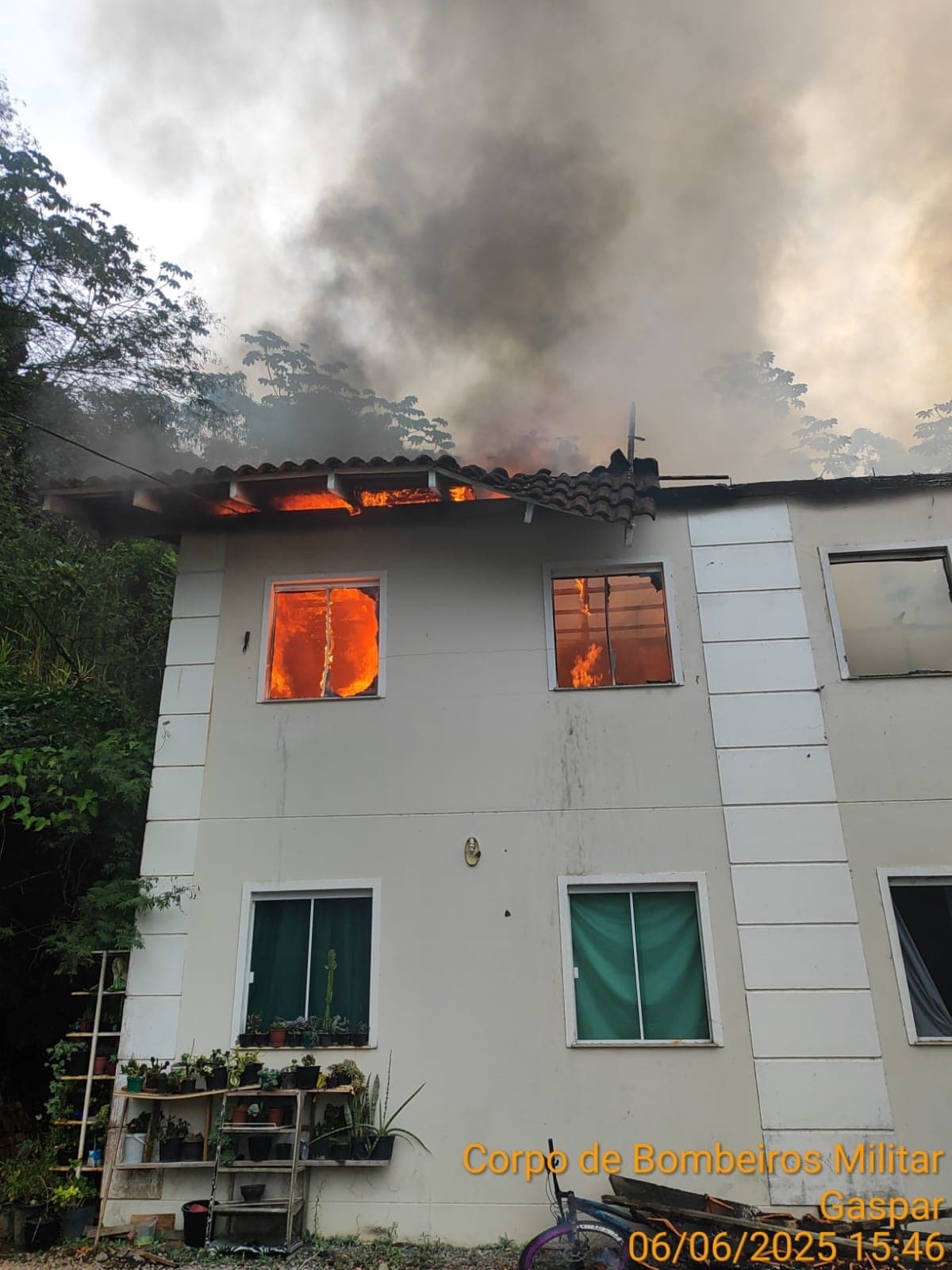 Moradores evitam tragédia maior em incêndio que atingiu casa de dois andares em Gaspar