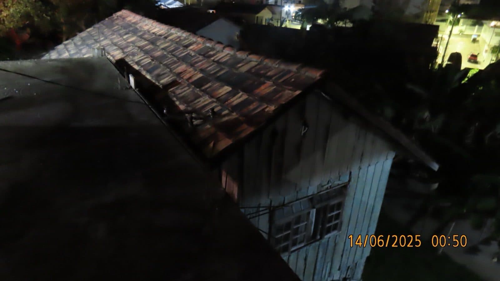 Incêndio toma conta de casa em Blumenau e homem sai ferido tentando escapar