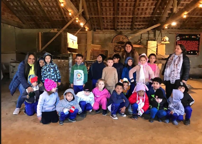 Pequenos curiosos, grandes aprendizados: alunos visitam engenho histórico em Canelinha