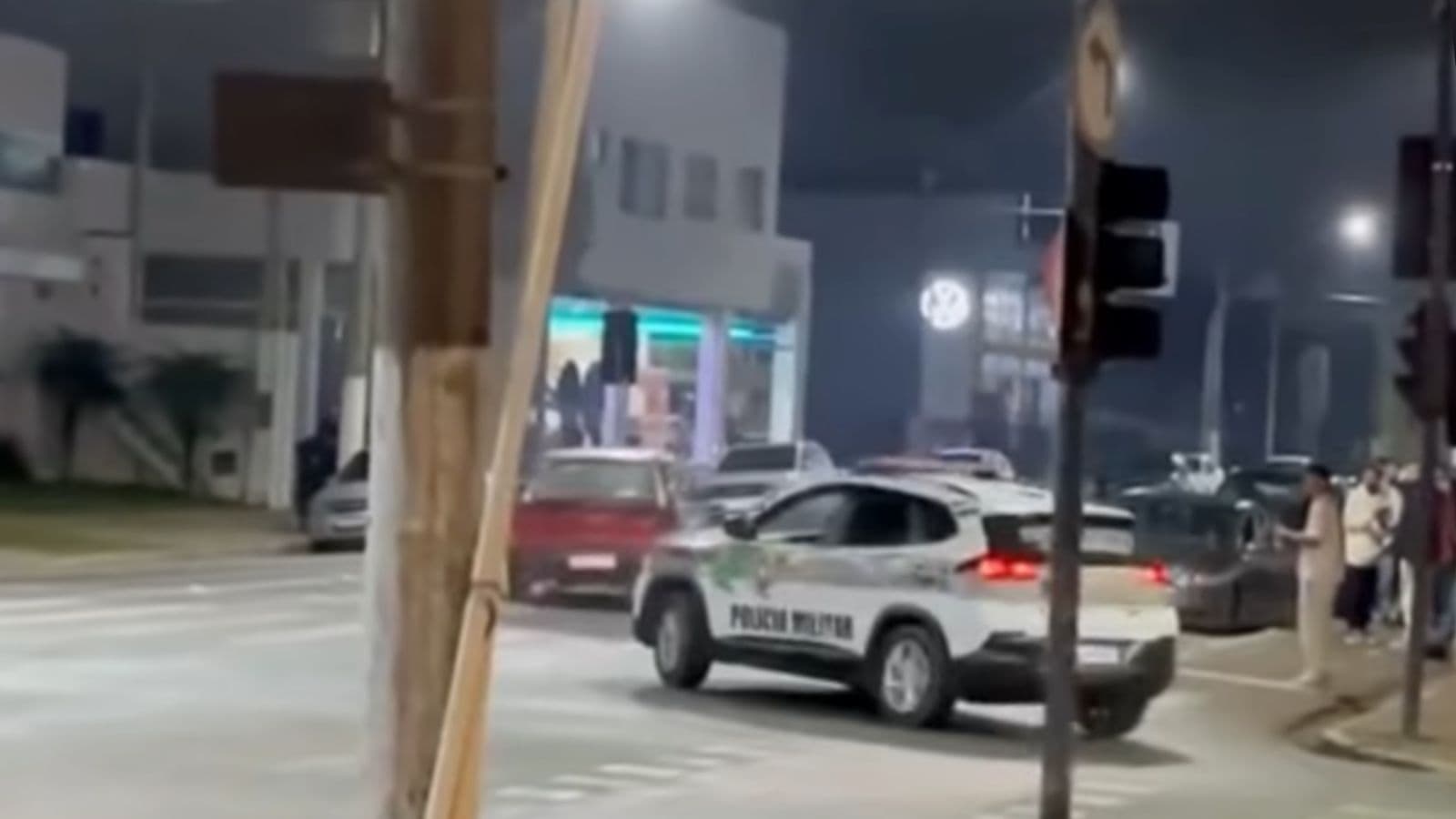 Motorista de “gol mil grau” faz graça e dá de cara com a viatura da PM em SC