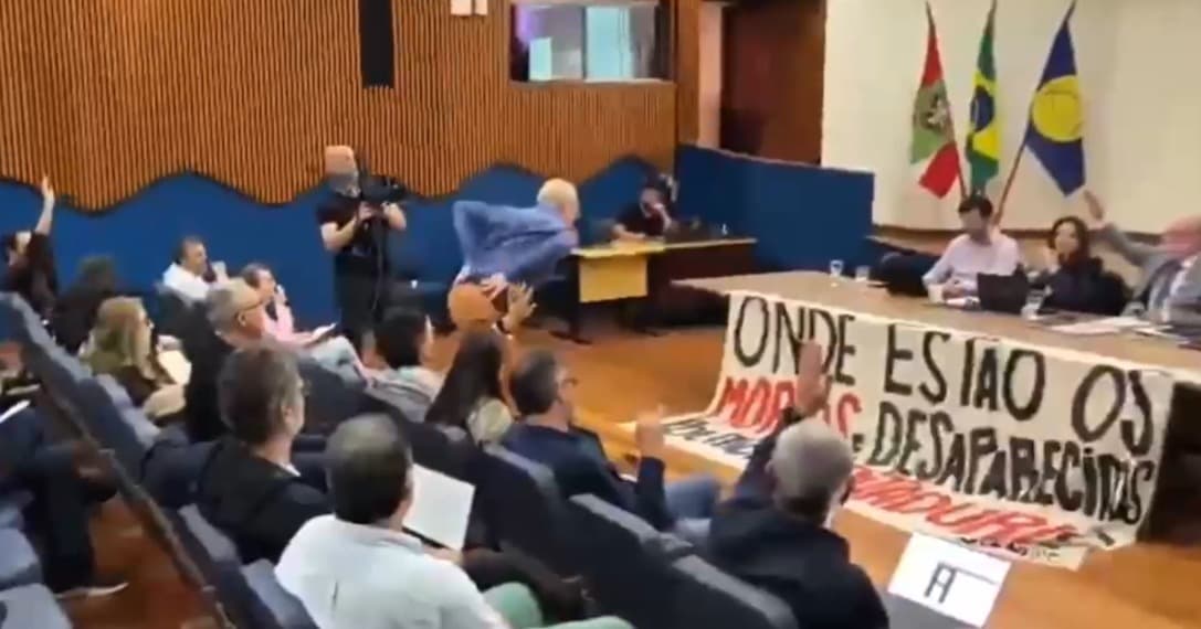 “Circo de horrores”: vídeo de conselheiro dançando em sessão da UFSC gera polêmica