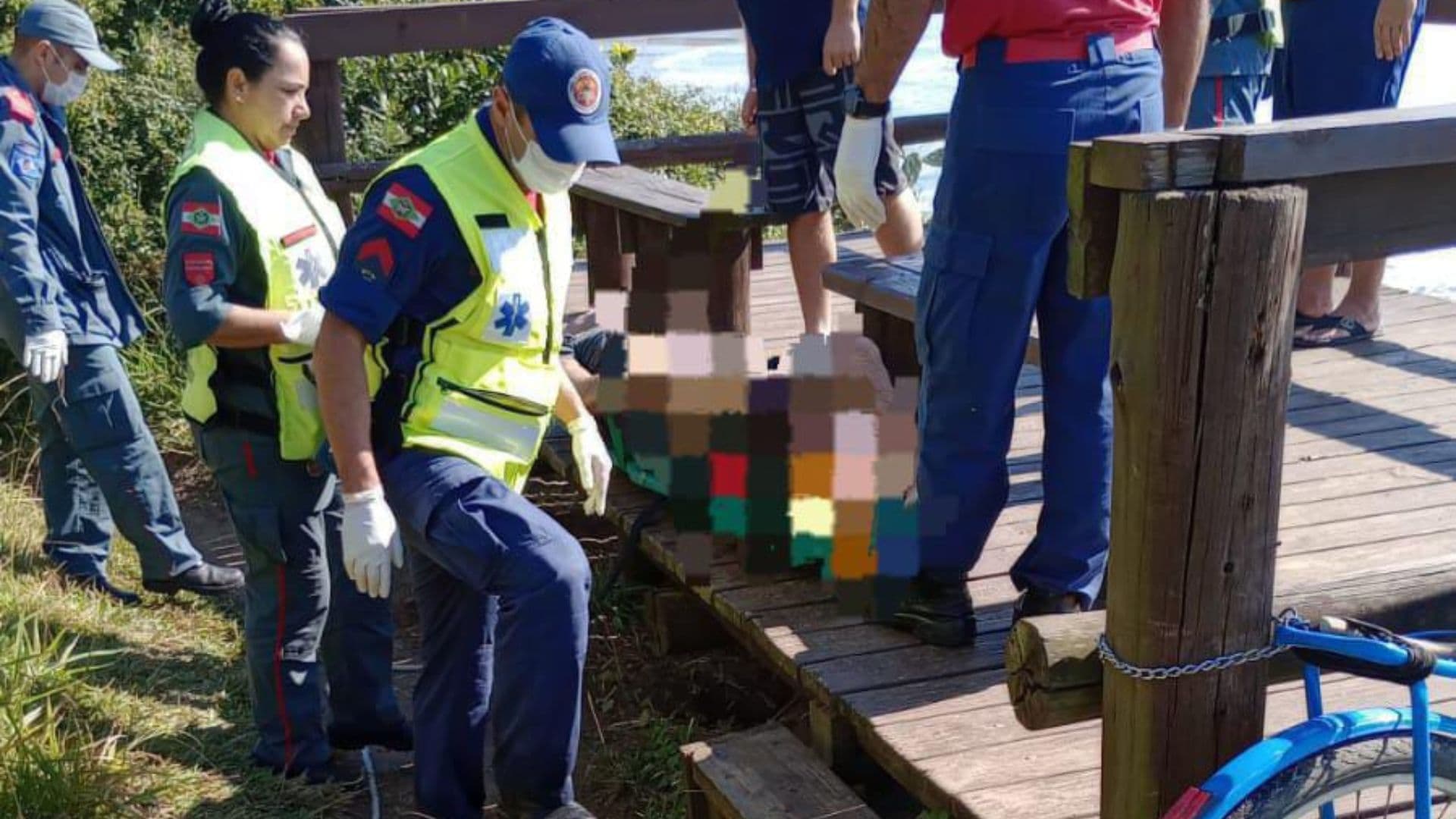 Corpo é encontrado preso entre pedras em praia após madrugada com gritos