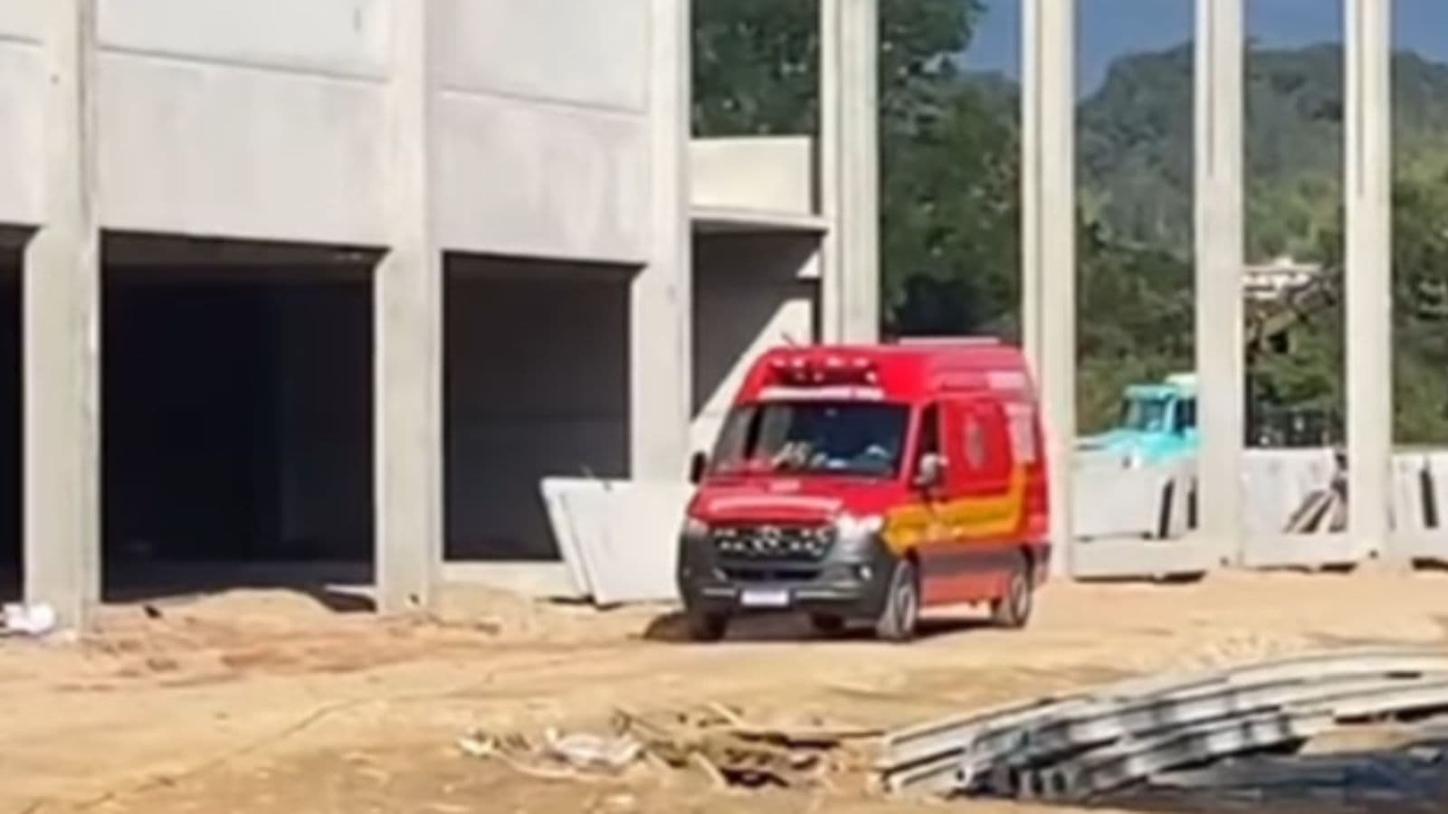 Placa de concreto de 2 toneladas cai sobre trabalhador em São João Batista
