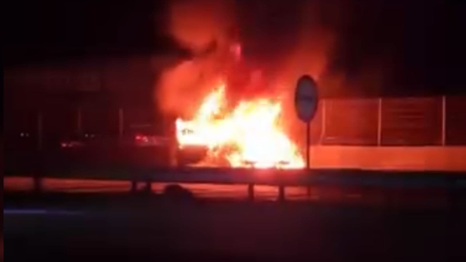 URGENTE: carro pega fogo após engavetamento na BR-101 em Itapema