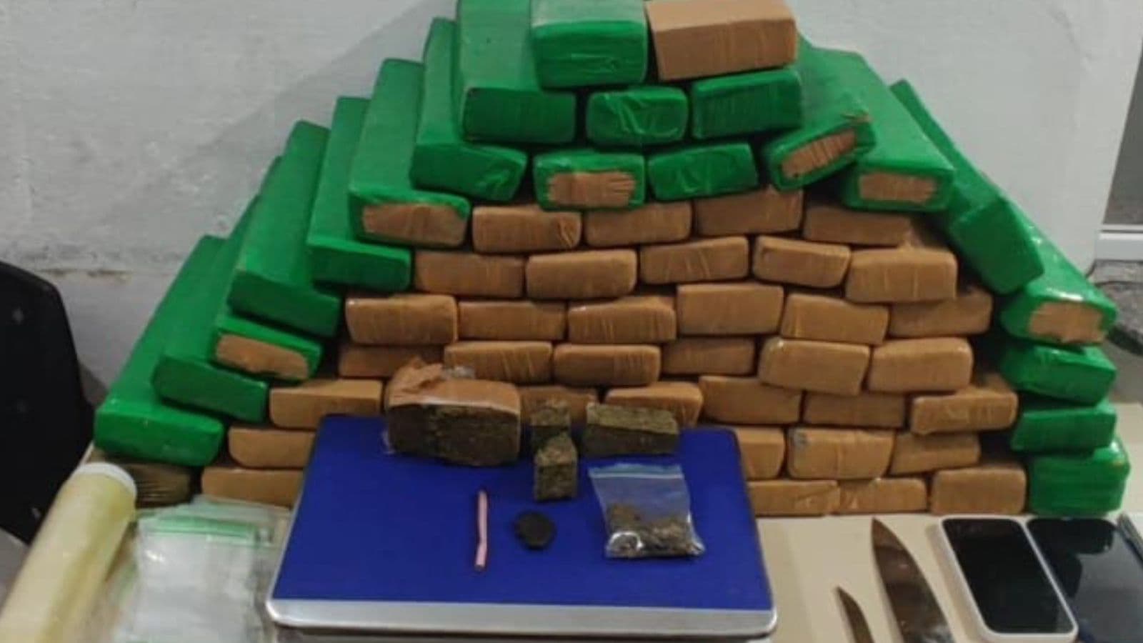 “Delivery”: Entregador de hamburgueria é preso com 56kg de maconha em Itapema