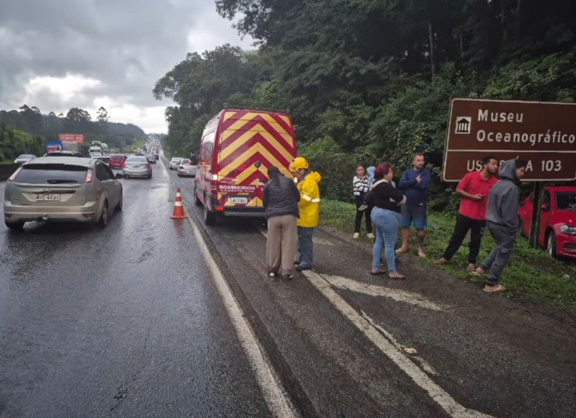 Grave acidente com quatro veículos deixa feridos na BR-101 em Balneário Piçarras