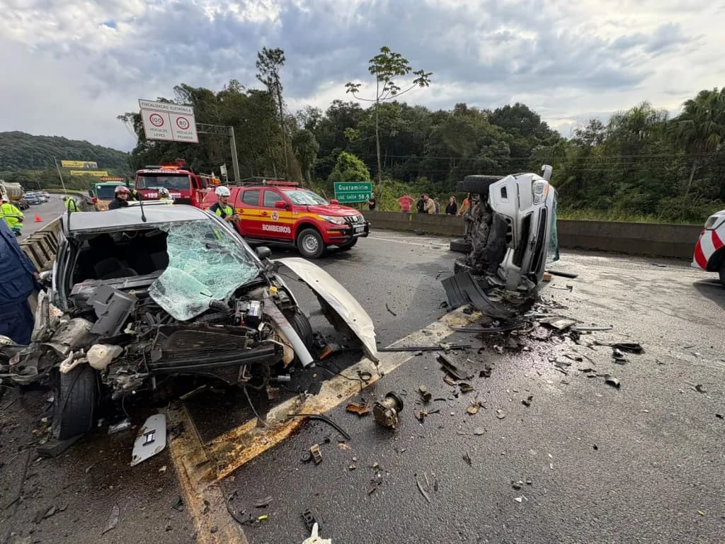 Criança vê mãe morrer presa às ferragens em grave acidente na BR-101 em SC