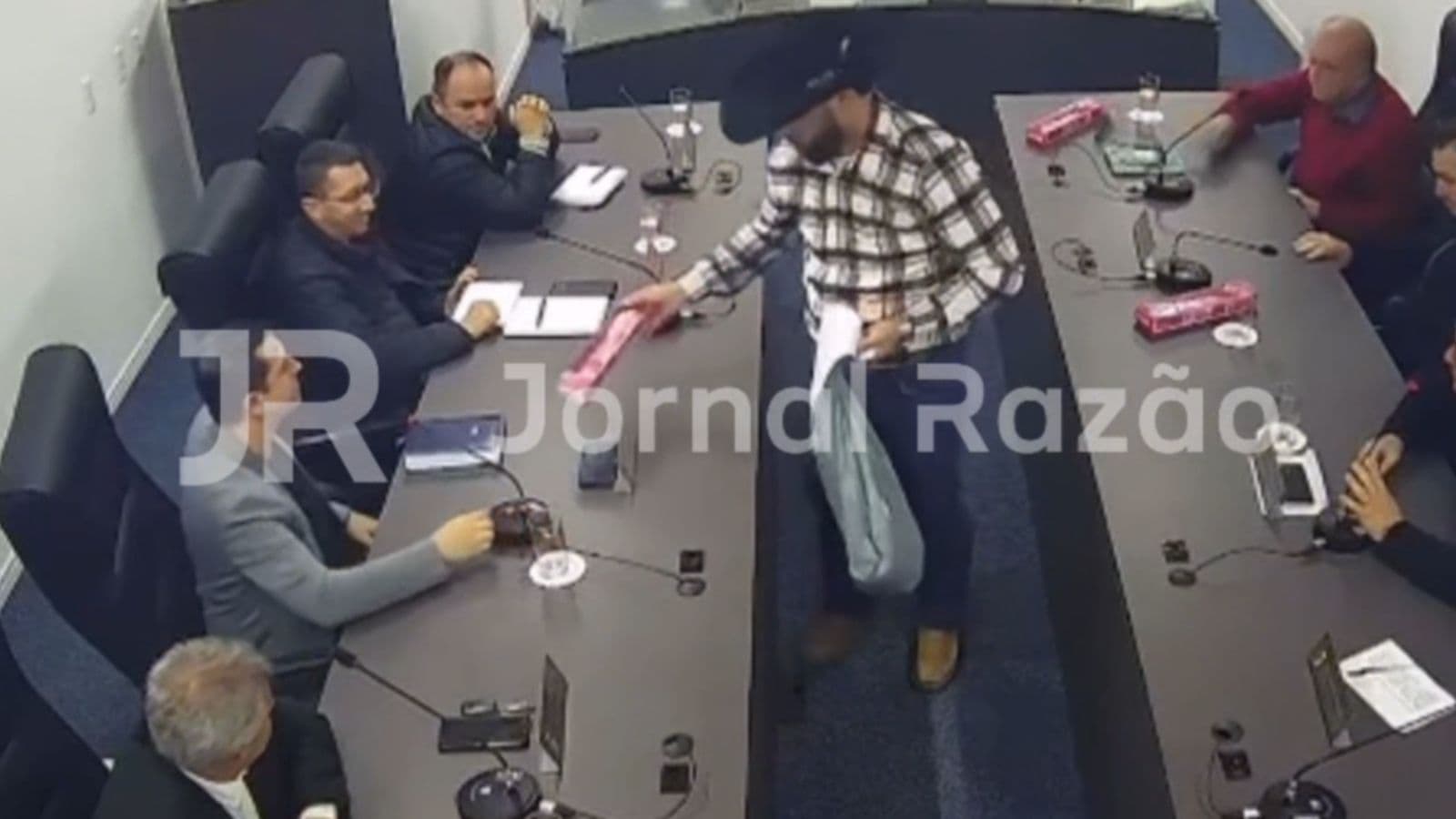 Lei contra bebês reborn provoca confusão entre vereadores em SC: “dote com a boneca nos corno”