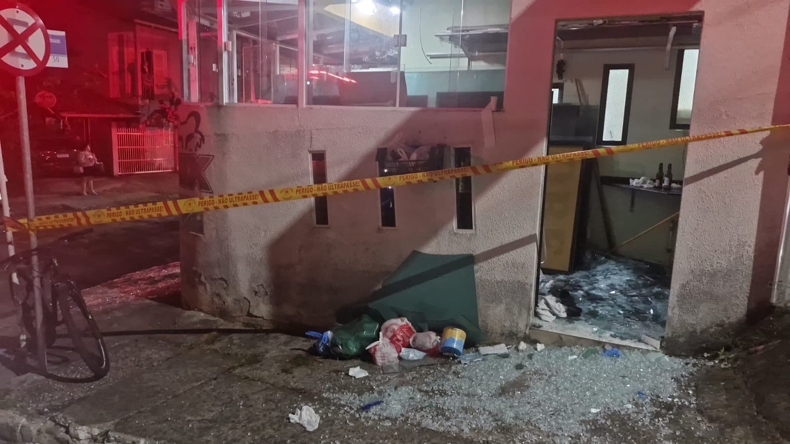 Jovem sobrevive ao ser esmagado por placas de vidro de 500 kg em Balneário Camboriú
