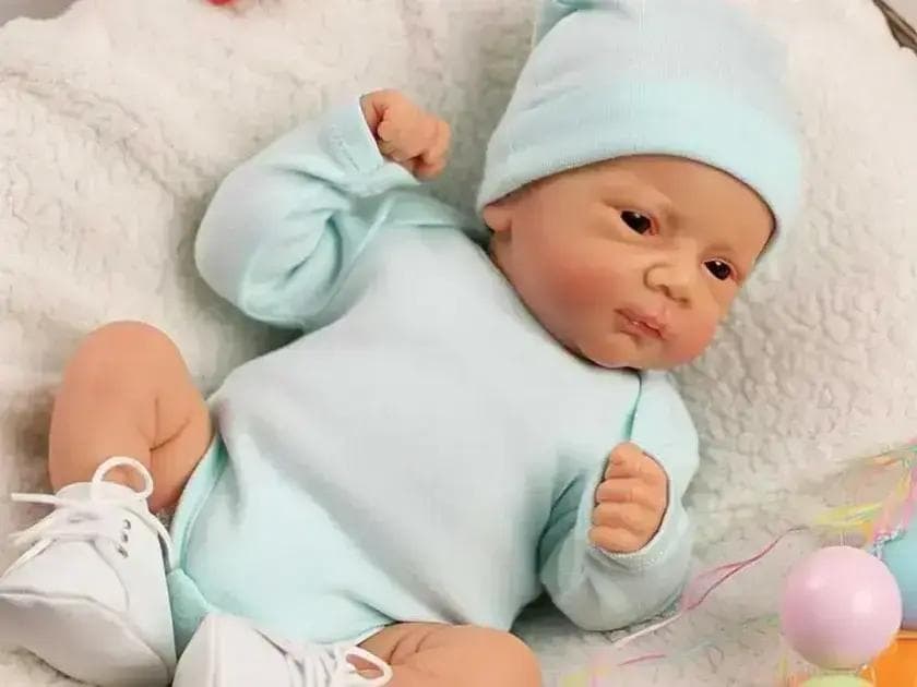 Homem confunde bebê de 4 meses com boneca reborn e acaba preso após agressão