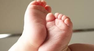 Bebê sofre fratura de 10 cm na cabeça após queda em creche e família se revolta em SC
