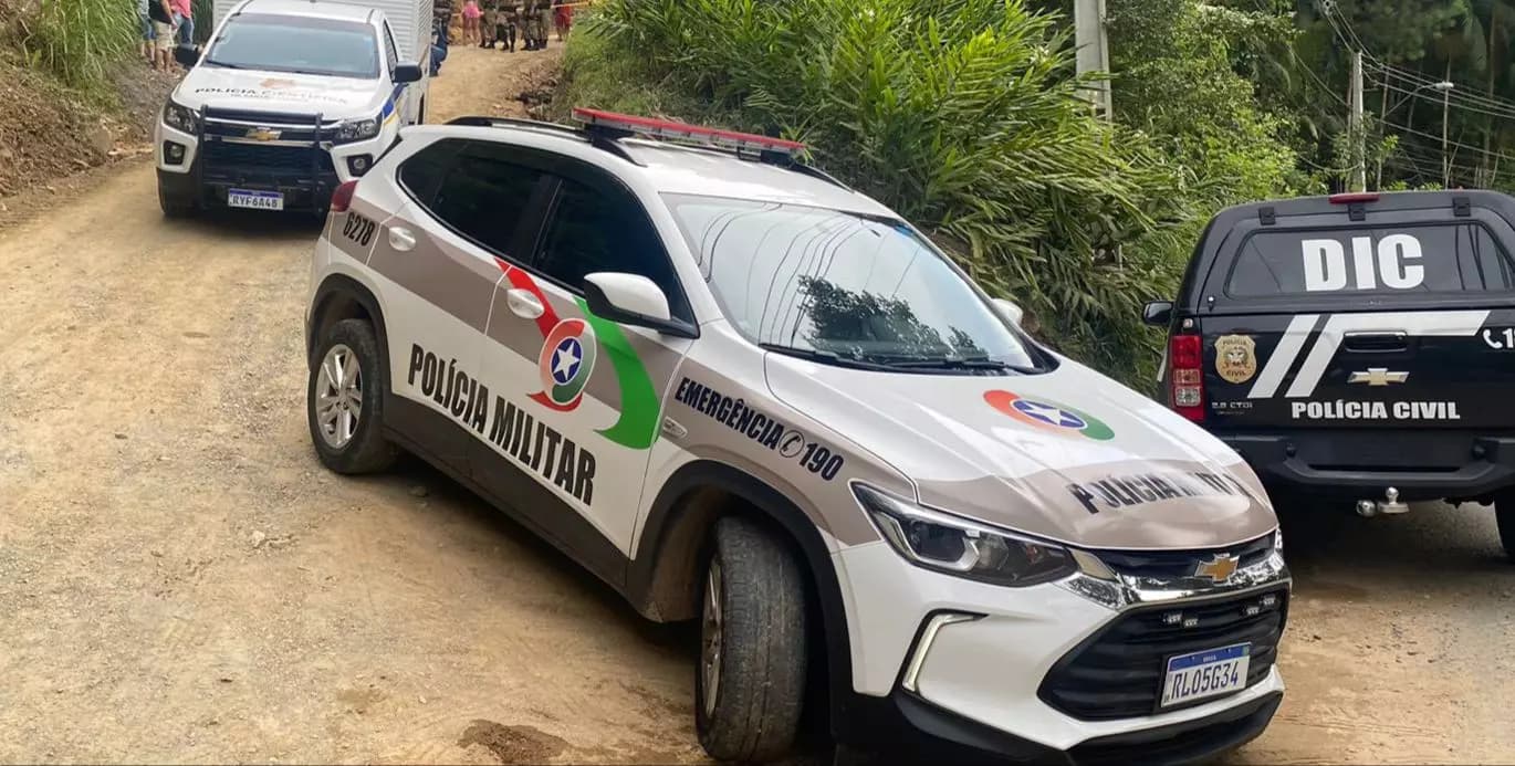 Homem é encontrado morto dentro de carro com tiro na barriga