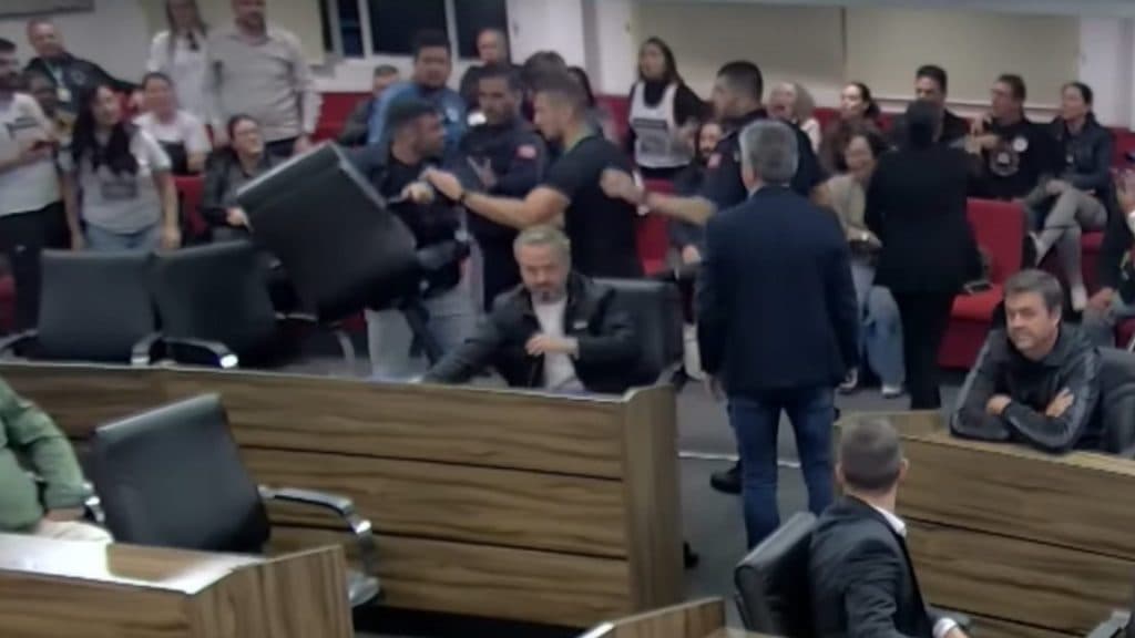 “Me respeita, senão vou aí!”: vereador surta e ameaça jogar cadeira em morador durante sessão em SC