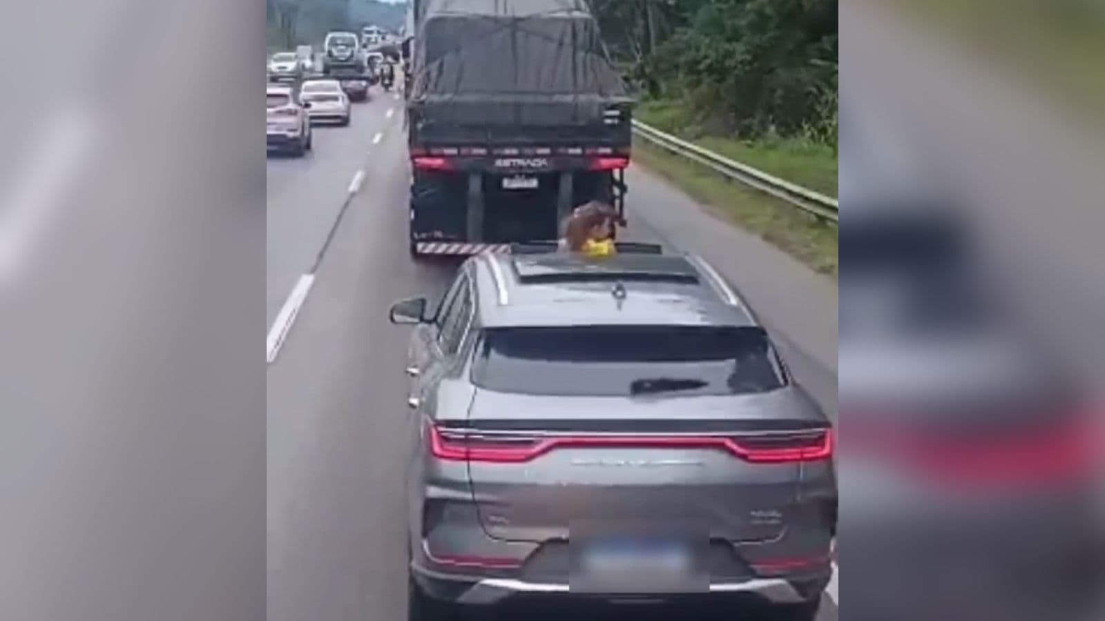 “Como é que deixam uma criança assim?”: flagrante na BR-101 em Itapema divide opiniões