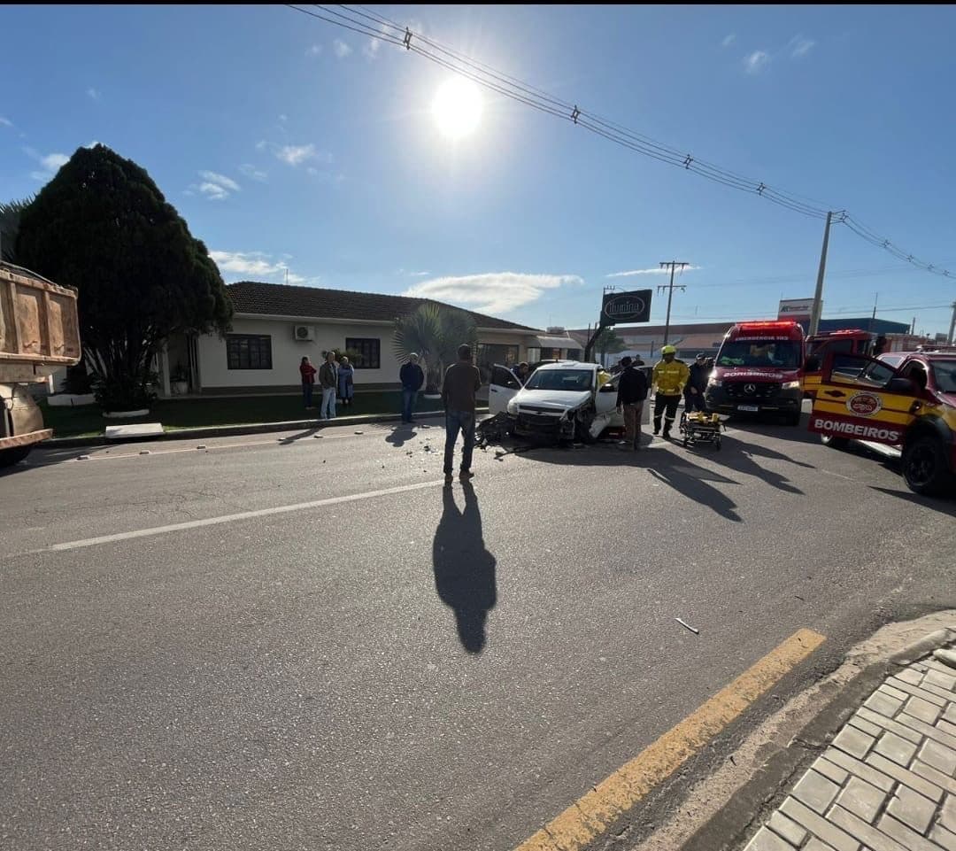Colisão violenta contra caminhão deixa homem gravemente ferido em Tijucas