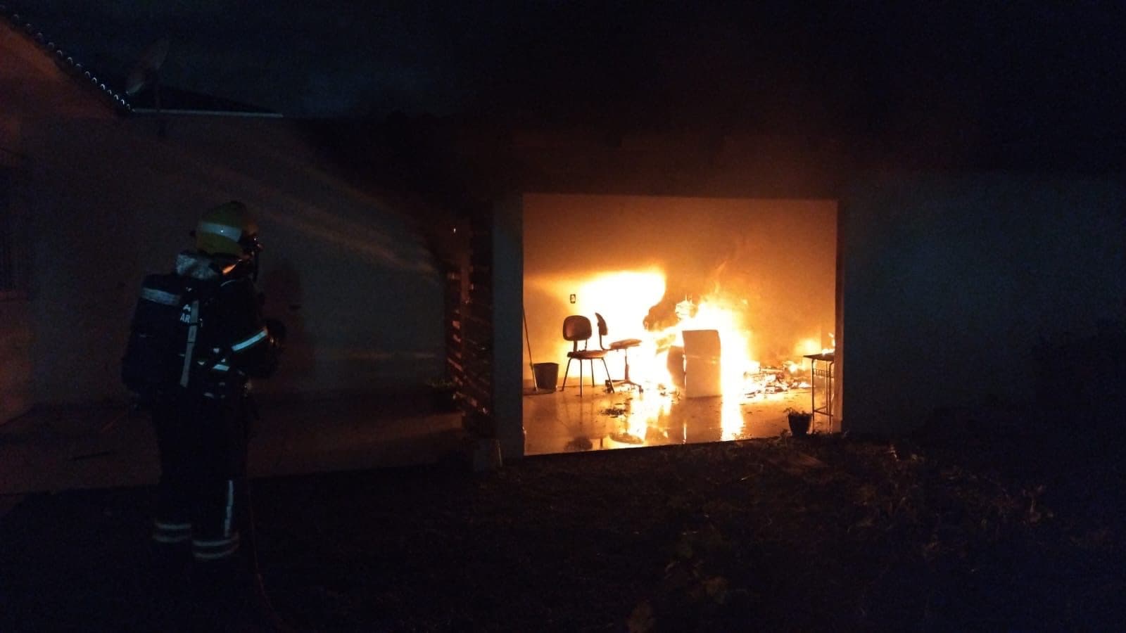 Casa quase pega fogo! Incêndio destrói edícula e assusta moradores em São José
