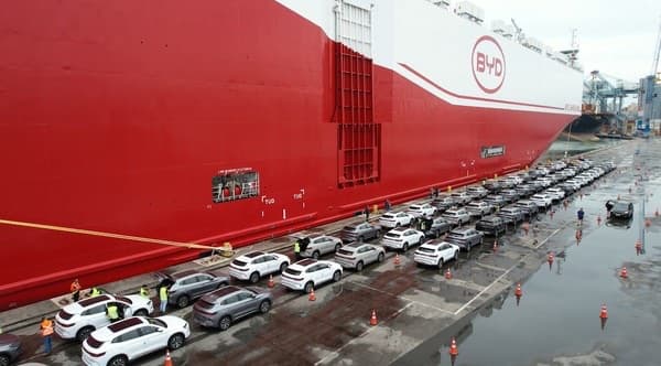 Mais de 7 mil carros elétricos desembarcam em Itajaí em operação histórica; VEJA VÍDEO