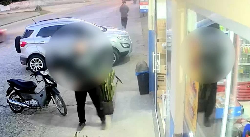 Clientes botam bandido pra correr após tentativa de furto em mercado de Brusque; VEJA VÍDEO