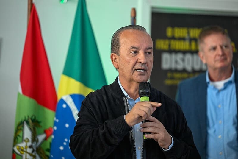 Governo de SC anuncia reajuste de 11% a professores estaduais com bônus de até R$ 3 mil