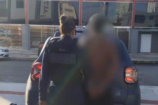 Homem é preso por agredir cadeirante com chute no rosto em Balneário Camboriú