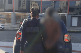 Homem é preso por agredir cadeirante com chute no rosto em Balneário Camboriú