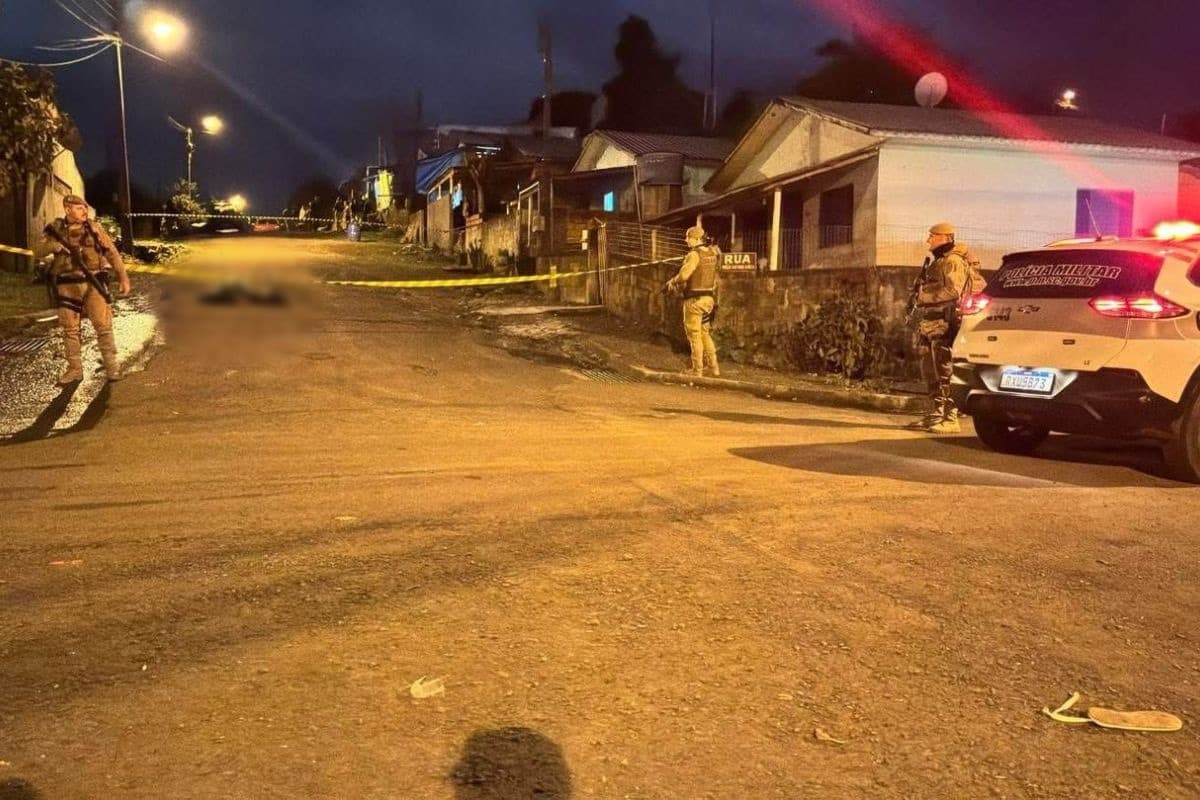 Homem invade casa, é morto a tiros e autor tem residência destruída por incêndio