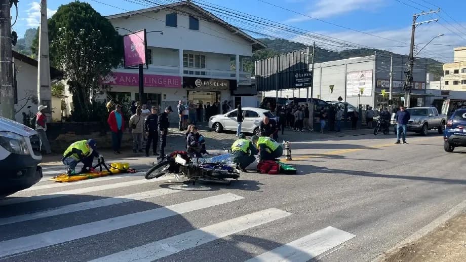 Mulher morre ao ser atropelada por moto enquanto atravessava rua em Brusque