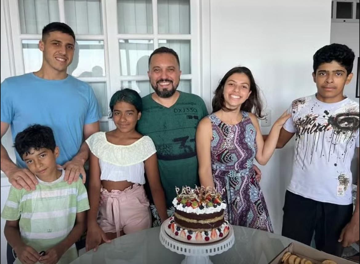 Pai solo, empresário de São José adota cinco irmãos e evita separação familiar