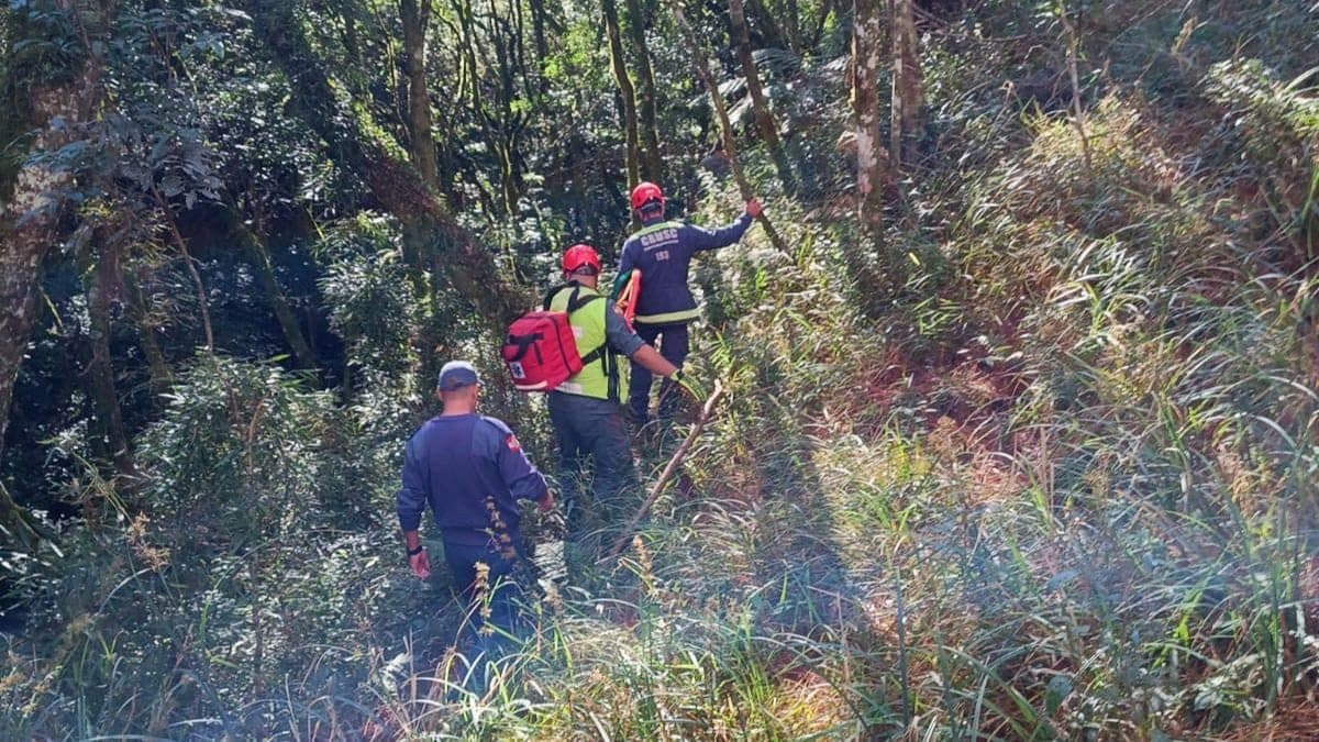Idoso morre ao despencar de ribanceira em mata fechada