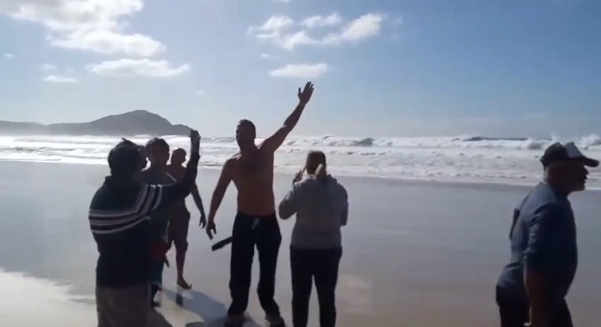 “Bambu cantou”: surfistas e pescadores da tainha discutem em praia de SC
